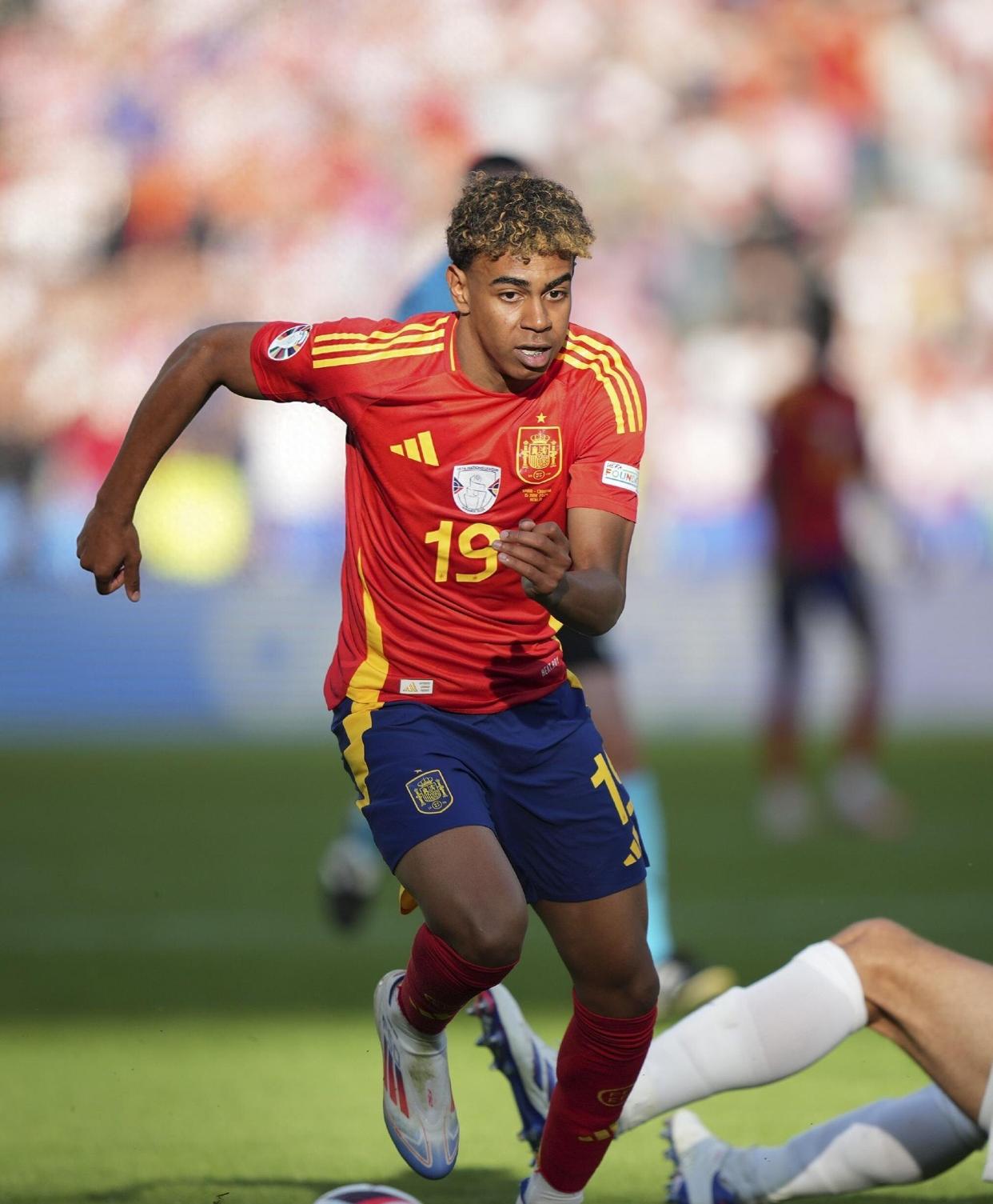 赛地聚焦：欧联关键时刻热度飙升，法兰克福再遭质疑，球迷炸锅，赛季目标并未改变的简单介绍-爱游戏体育