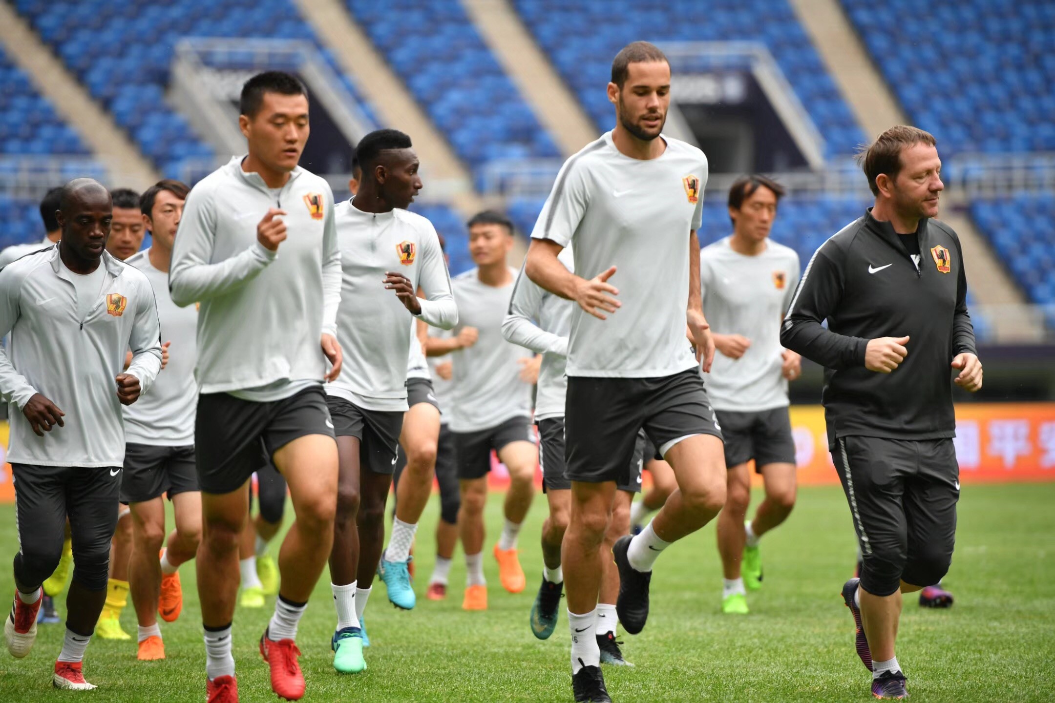 冲刺阶段上海久事远射贴柱：欧联节点到来，压力陡增，赛程密集仍需轮换-爱游戏体育下载